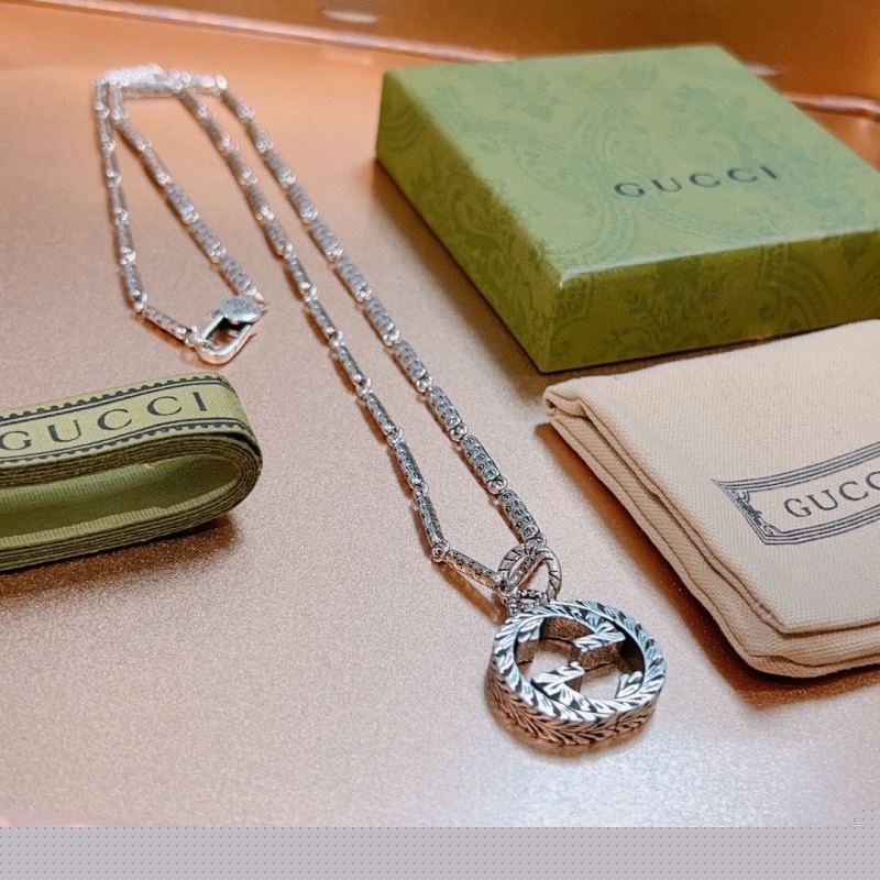 G*u*i necklaces